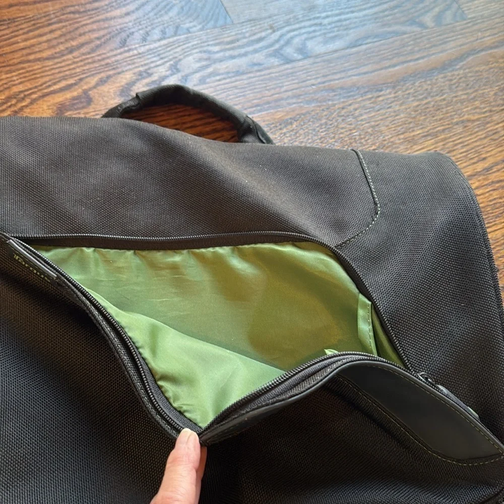 Targus black multi-zipper pockets padded laptop messenger bag.